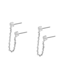 Pendientes pequeños de piercing con brillantes unidos por una cadena confeccionados en plata de ley con baño de oro 18 kilates