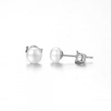 pendientes de perla natural plana para niña o mayor confeccionados en plata de ley con baño de oro y que son baratos. Small natural pearl sterling silver earring studs