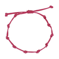 Pulsera para verano con nudos de color rosa fucsia. Está confeccionada en cordón encerado con dos nudos. Se puede personalizar con un colgante de letra o charms de estrella, concha o luna. El cierre es ajustable.