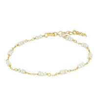 pulsera personalizable de perlas naturales pequeñas confeccionada en plata de ley con baño de oro 18 kilates. Gold plated silver bracelet with natural pearls