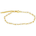 pulsera personalizable con inicial y con perlas naturales pequeñas confeccionada en plata de ley con baño de oro 18 kilates