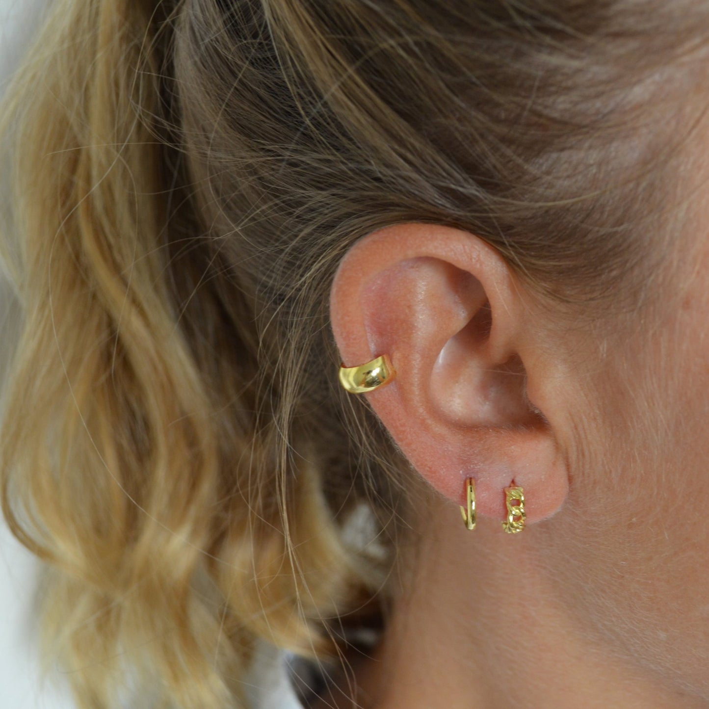 Pequeños pendientes de aro huggy con eslabones confeccionados en plata de ley 925