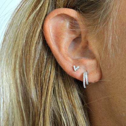 Mini pendientes pequeños de piercing con circonitas confeccionados en plata de ley con baño de oro 18 kilates. Gold plated sterling silver tiny zircon piercing earring