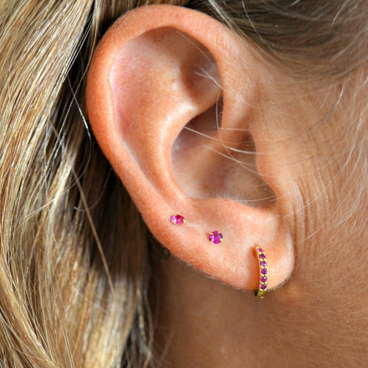 aros o aritos mini de piercing para helix o tragus con rubí rosa fucsia confeccionados en plata de ley con baño de oro 18 kilates