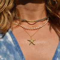 gargantilla con estrella de mar grande confeccionada en plata de ley con baño de oro 18 kilates. Gold plated silver big starfish pendant necklace