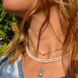 GARGANTILLa personalizada con perlas pequeñas de río o perlitas que se puede llevar tipo chocker y está confeccionada en plata de ley con baño de oro 18 kilates