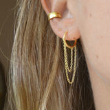 aritos para piercing con cadenas que están confeccionados en plata de ley con baño de oro 18 kilates. Gold plated hoop earrings with chains for piercing.