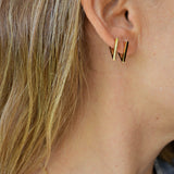 pendientes de aro con forma de triángulo para piercing que están confeccionados en plata de ley con baño de oro 18 kilates. gold plated silver triangle hoop earrings for piercing.