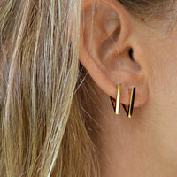 pendientes de aro con forma de triángulo para piercing que están confeccionados en plata de ley con baño de oro 18 kilates. gold plated silver triangle hoop earrings for piercing.