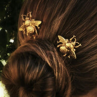 horquilla dorada de abeja para adornar un peinado de invitada a boda