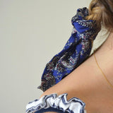Goma de pelo con pañuelo estampado tipo paisley EN COLOR azul marino