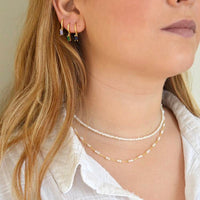 GARGANTILLa personalizada con perlas naturales pequeñas de río o perlitas que se puede llevar tipo chocker y está confeccionada en plata de ley con baño de oro 18 kilates