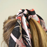 Goma de pelo con pañuelo estampado tipo gucci EN COLOR negro y rosa