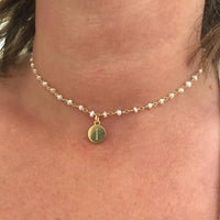 gargantilla o chocker de perlas pequeñas personalizada con medalla de inicial y confeccionada en plata de ley con baño de oro 18 kilates