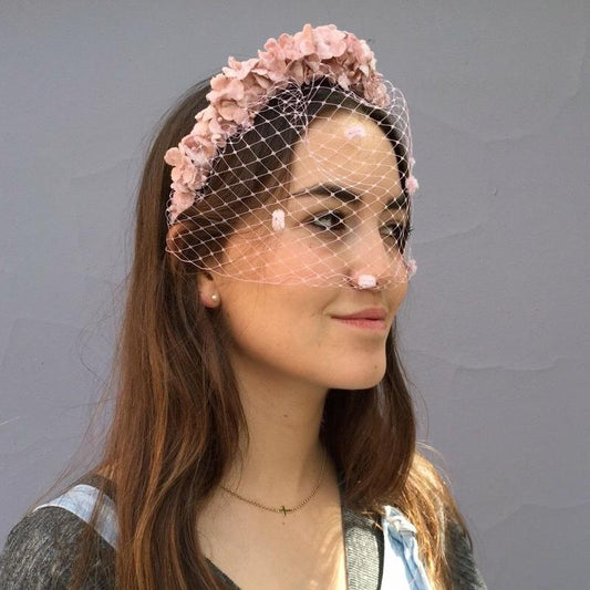 Tocado de diadema con redecilla rosa palo para invitada a boda como el de carlota casiraghi